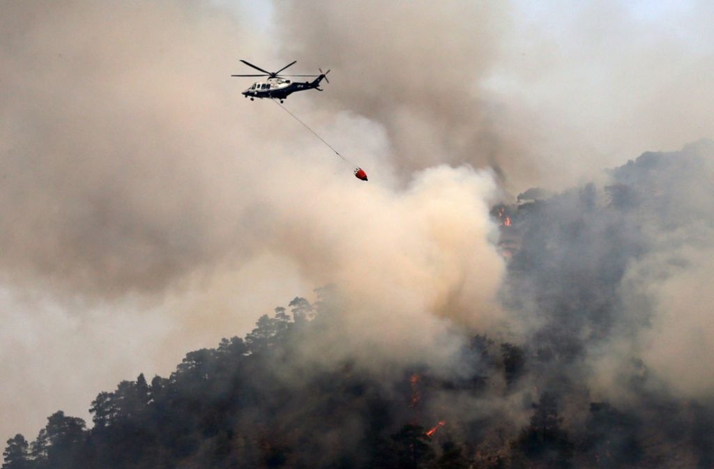 Mit Hubschraubern und Löschflugzeugen wollen die Einsatzkräfte dem Feuer auf Zypern Herr werden. Foto: dpa