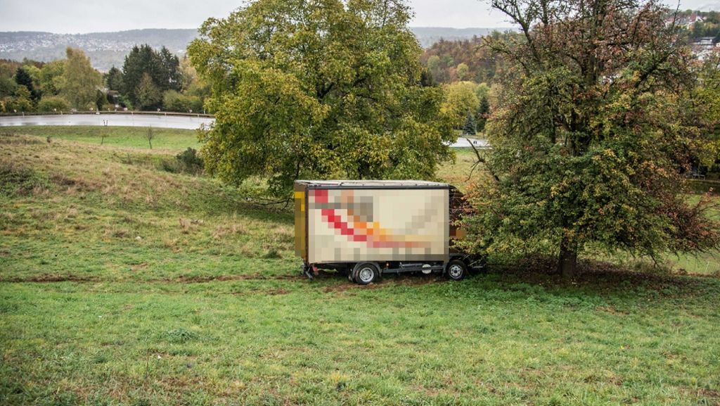Unfall in Esslingen: Lastwagen fährt 30 Meter Böschung hinab