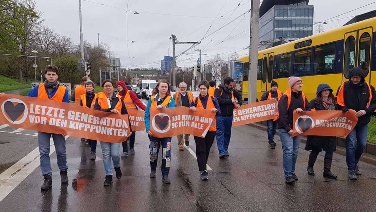 „Letzte Generation“ in Stuttgart: Aktivisten blockieren Heilbronner Straße