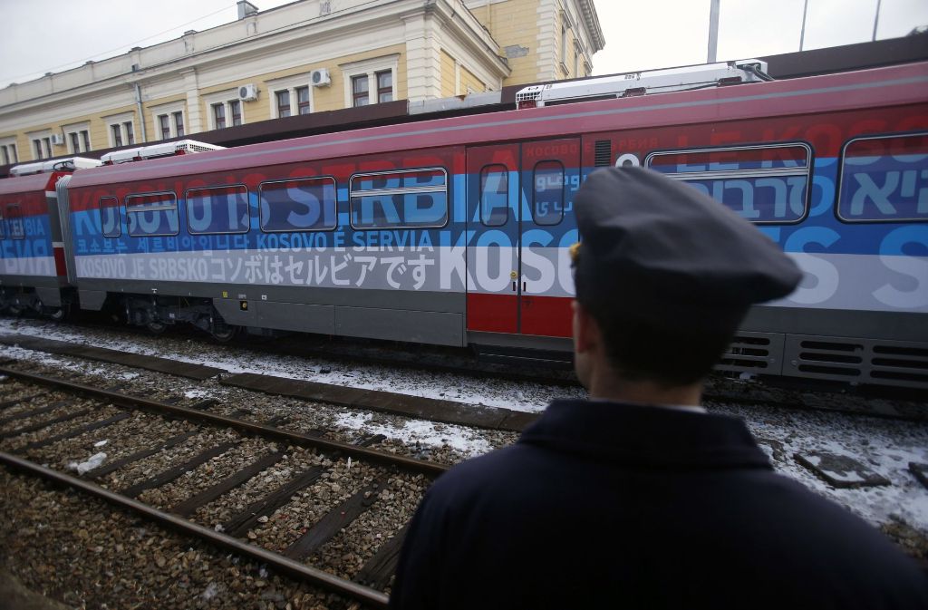 Ein Mitarbeiter der Eisenbahn steht Samstag in Belgrad im Bahnhof vor einem Zug, der die Aufschrift „Kosovo is Serbian“ (Kosovo ist Serbien) trägt. Foto: AP
