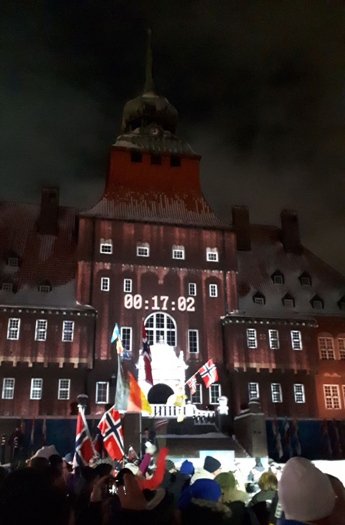 Das Rathaus in Laser-Illumination – es sind noch 17:02 Minuten bis zum Beginn der Medal Ceremony, die jeden Abend exakt um 20.19 Uhr beginnt.