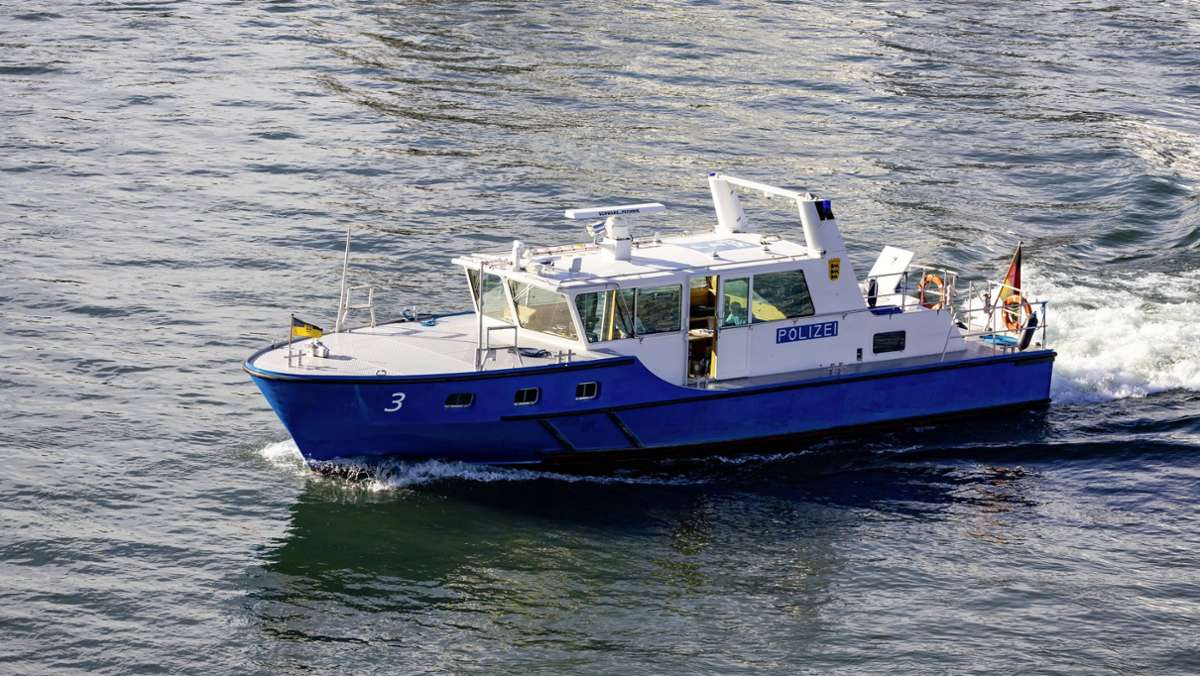 Unfall bei Remseck am Neckar: Schiff prallt gegen Brückenpfeiler – Steuerhaus reißt ab