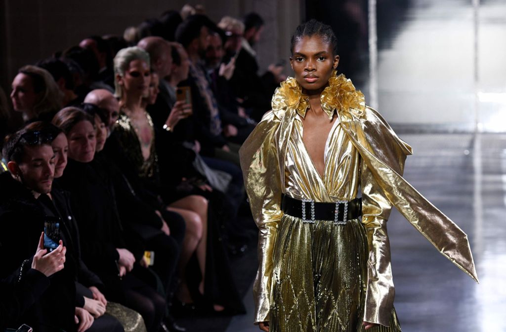 Ein Model präsentiert in Paris eine Kreation von Azzaro Couture.