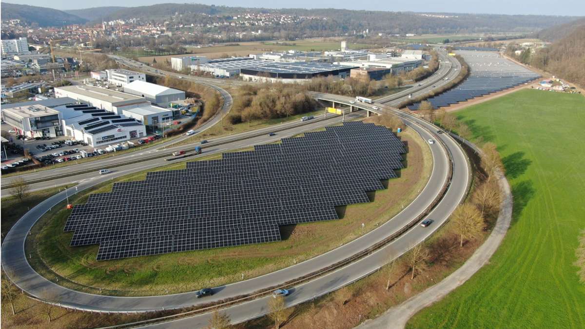 Photovoltaik an der B 27: Start-up testet Edelpilz-Garten in neuem Solarpark