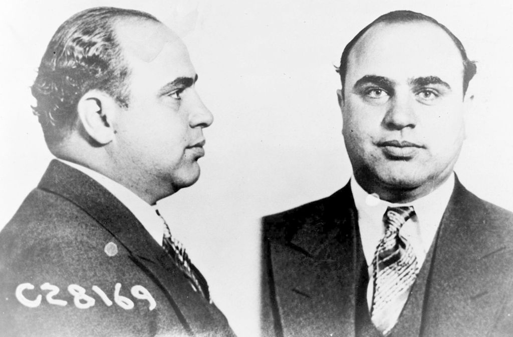 Al Capone: Von 1926 bis 1931 kontrollierte Al Cpaone (hier auf einem Polizeifoto vom 17. Juni 1931) als Boss des „Chicago Outfit“, einem italo-amerikanisches Mafia-Syndikat der amerikanischen Cosa Nostra, die Chicagoer Unterwelt.