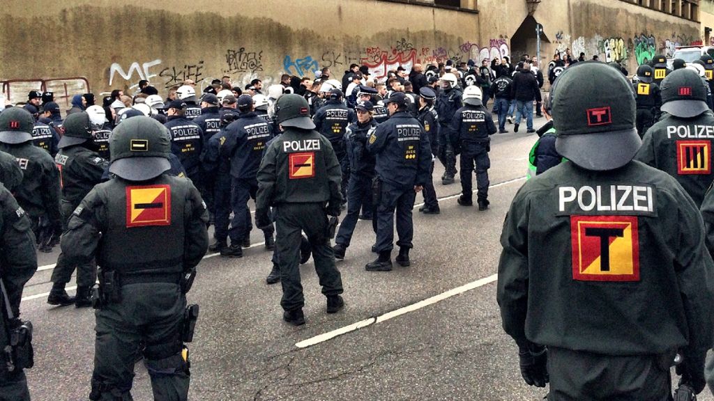 Gegenaktion zu Red Legion: Polizei-Großeinsatz in Stuttgart