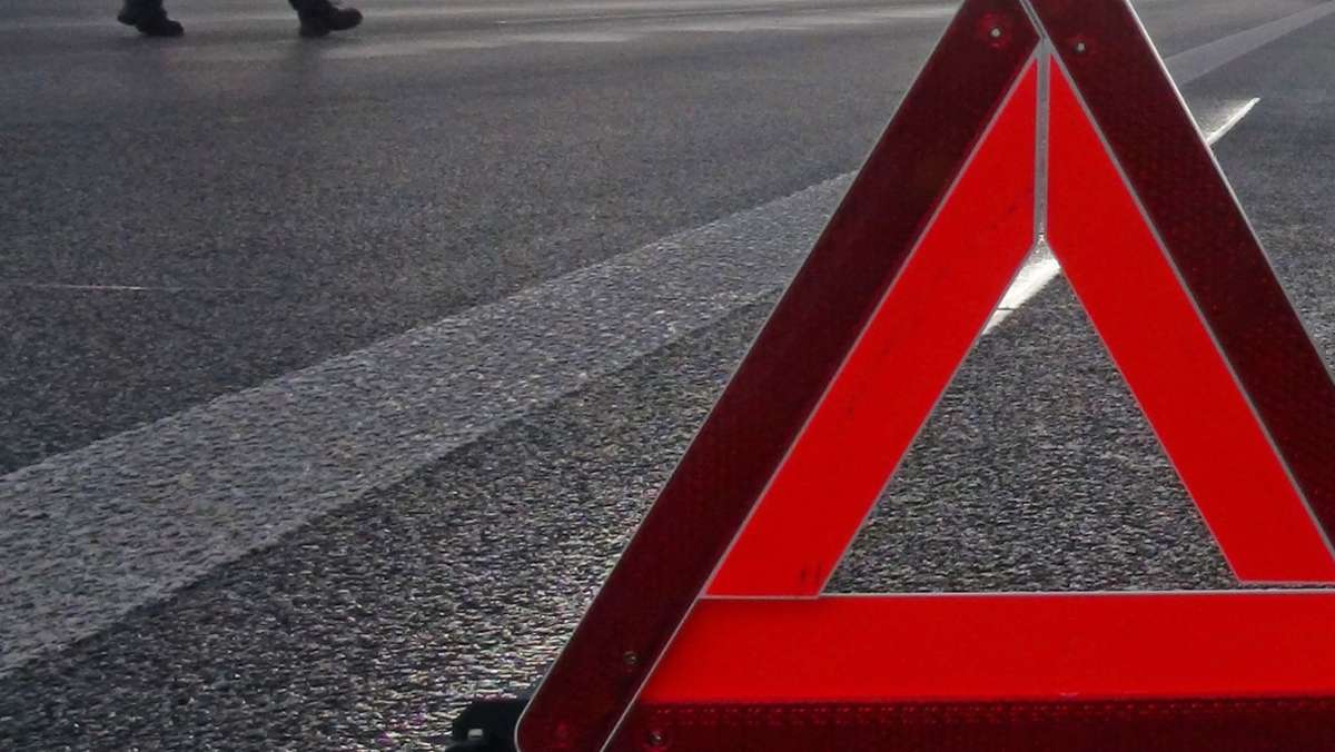 Unfall im Ostalbkreis: Zehn Fahrzeuge verunglücken auf glatter Bundesstraße