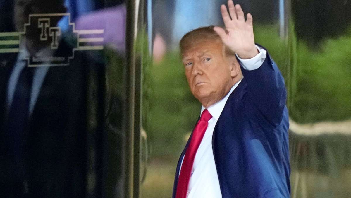 Anklage gegen den Ex-US-Präsidenten: Schon Trumps Anreise gerät zum Spektakel