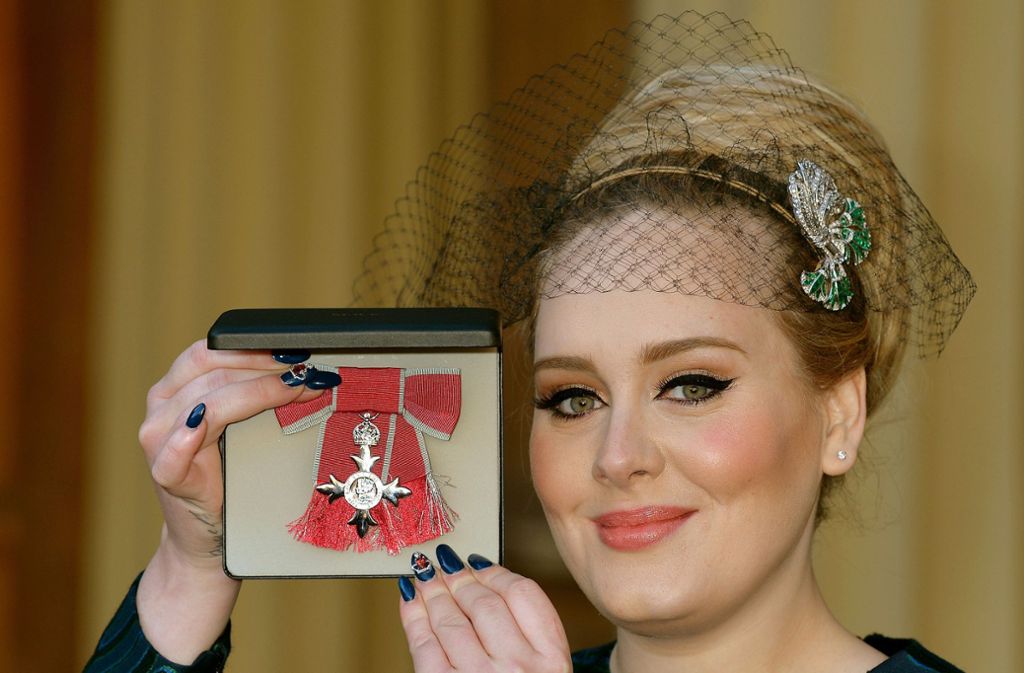 Höchste Ehren auch am Hofe: 2013 wurde Adele in den „Order of the British Empire“ aufgenommen.