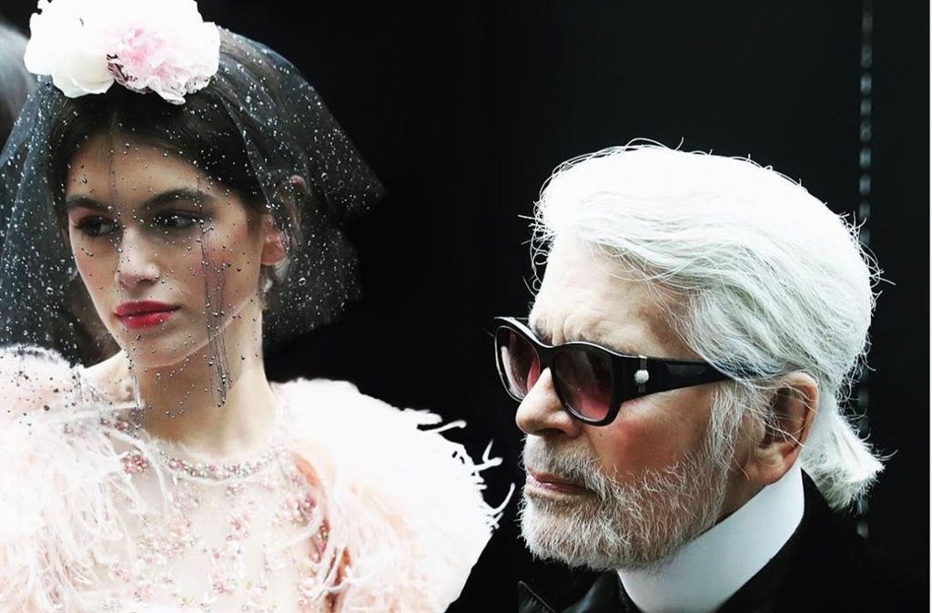 Das Finale einer beeindruckenden ersten Laufsteg-Saison für Kaia (auf dem Foto neben Designer Karl Lagerfeld) folgte am letzten Tag der Paris Fashion Week vergangenen September: Hier eröffnete sie die Show von Chanel im Grand Palais.