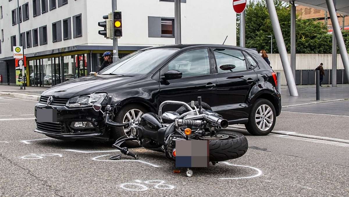 Unfall in Böblingen: Motorradfahrer prallt gegen PKW und wird schwer verletzt