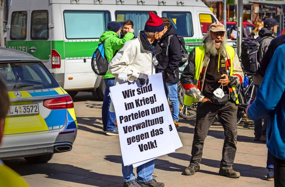 Die Wut auf Anti-Corona-Maßnahmen beschert Esoterikern, Verschwörungstheoretikern und Reichsbürgern Aufwind – hier bei einer Demo  im September in Stuttgart. Foto: imago /Arnulf Hettrich