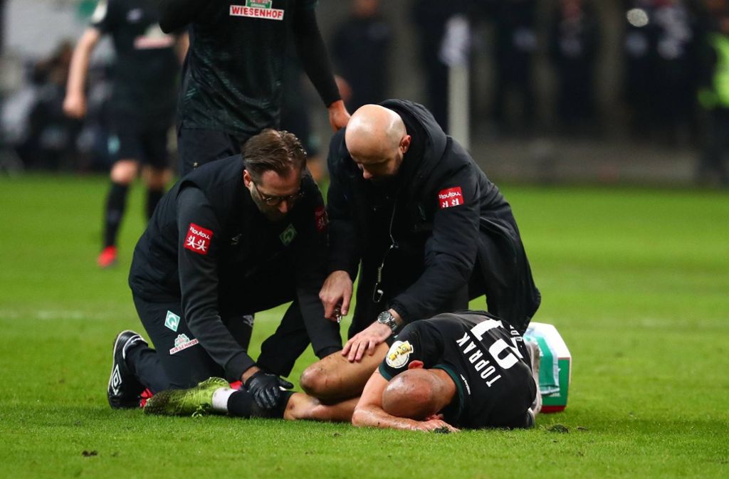 Ömer Toprak sollte Werder Bremen helfen, den Klassenverbleib zu sichern. Dann verletzte er sich, zog sich einen Anriss des Syndesmosebandes zu. Nun gibt es Hoffnung, dass er in dieser Saison doch noch einmal zur Verfügung steht.