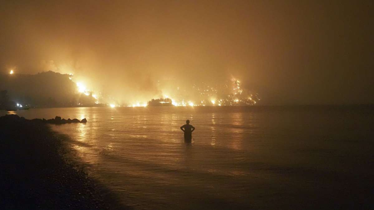 Brandkatastrophe in Griechenland: Erste  Schuldzuweisungen werden laut
