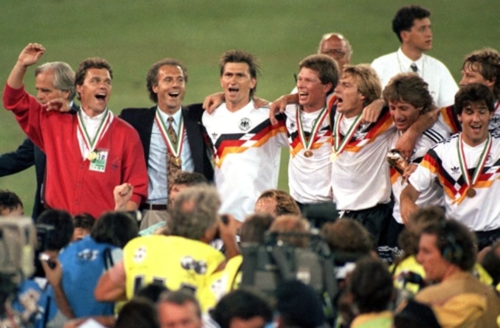 ... 1990 führte er als Bundestrainer die deutsche Nationalmannschaft um Klaus Augenthaler und Jürgen Klinsmann in Italien an die Spitze. Neben dem Brasilianer Mario Zagallo ist er der einzige, der dem WM-Titel als Kicker durch den Triumph 1990 den als Trainer hinzufügte.