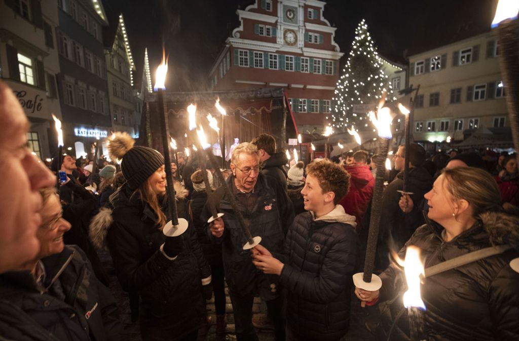 Weihnachten steht wieder vor der Tür: Hier der Weihnachtsmarkt in Esslingen mit Fackelumzug . . .