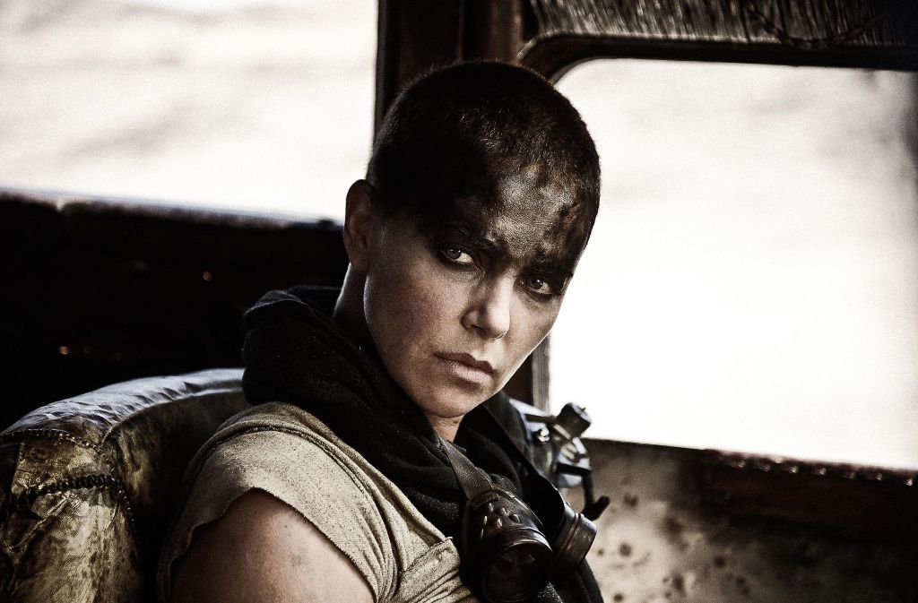 Die Schauspielerin Charlize Theron ist der Meinung, dass jede Frau einmal ihren Kopf rasieren sollte. Von ihr selbst wurde es für ihre Rolle als Furiosa in dem Film „Mad Max 4: Fury Road“ verlangt. „Es ist das befreiendste Gefühl überhaupt, ich kann es nur weiterempfehlen. Ich denke, jede Frau sollte es einmal tun“, erzählte sie bei der Oscarverleihung im Jahr 2013.