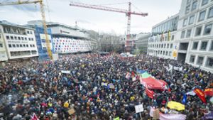 Protest gegen Rechtsextremismus: Stuttgarter Veranstalter freuen sich über großen Zulauf zur Demo