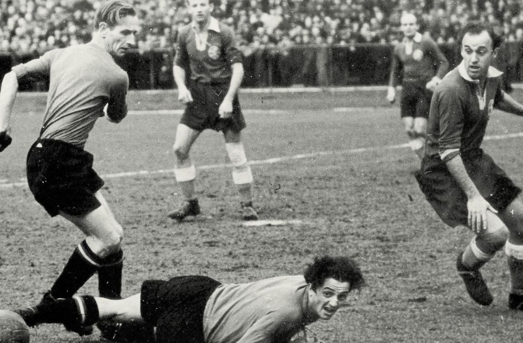 Ende der 1940er Jahren hatten die Kickers den Hundert-Tore-Sturm. Es gab nichts halbwegs Vergleichbares in Deutschland. Siegried Kronenbitter (re.) war neben Edmund Conen und Reinhard Schaletzki (beide im Hintergrund) einer der torhungrigsten Stürmer. Hier im Spiel gegen den 1. FC Nürnberg.