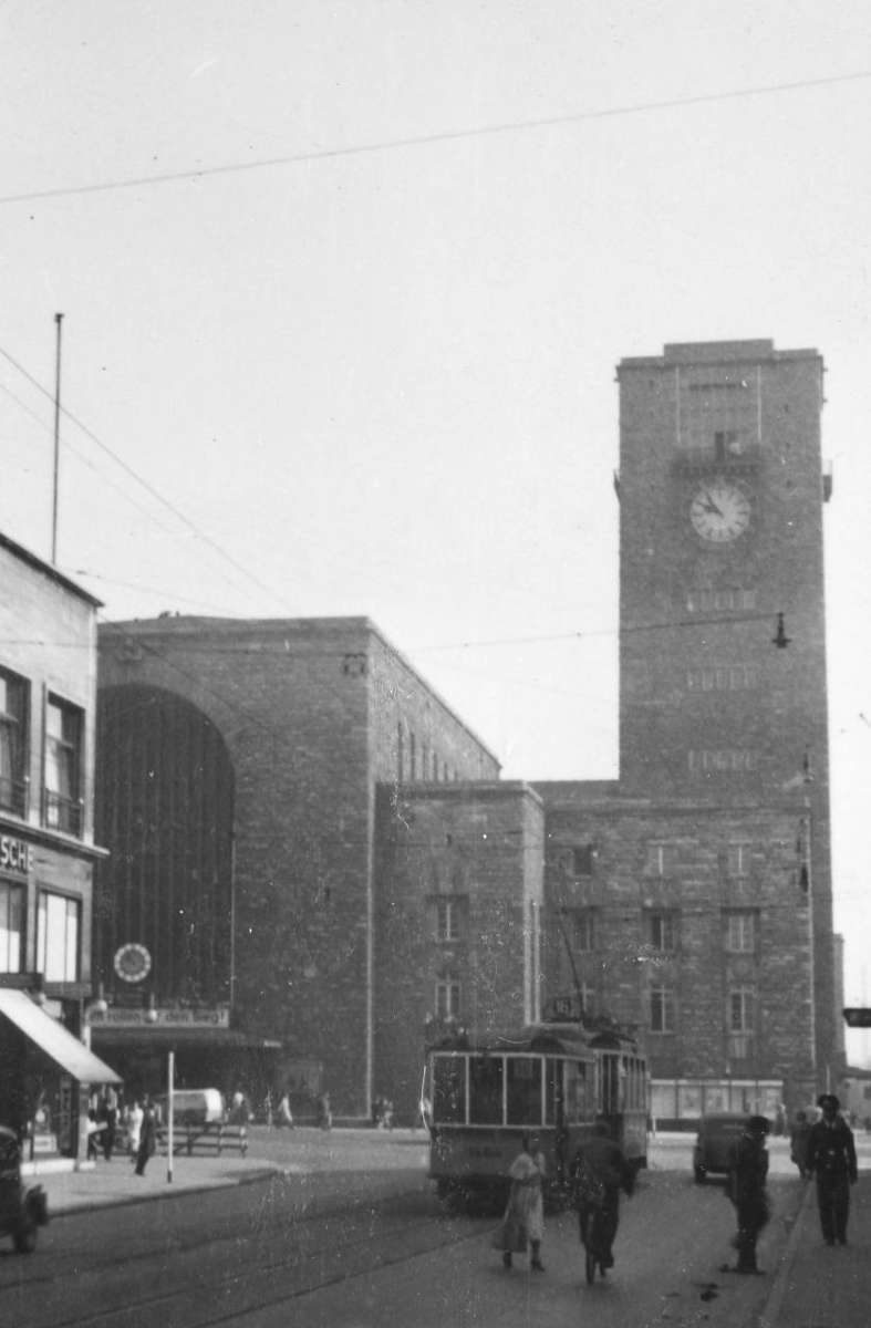 Am 22. November 1942 wird der Hauptbahnhof von einem schweren Luftangriff getroffen.