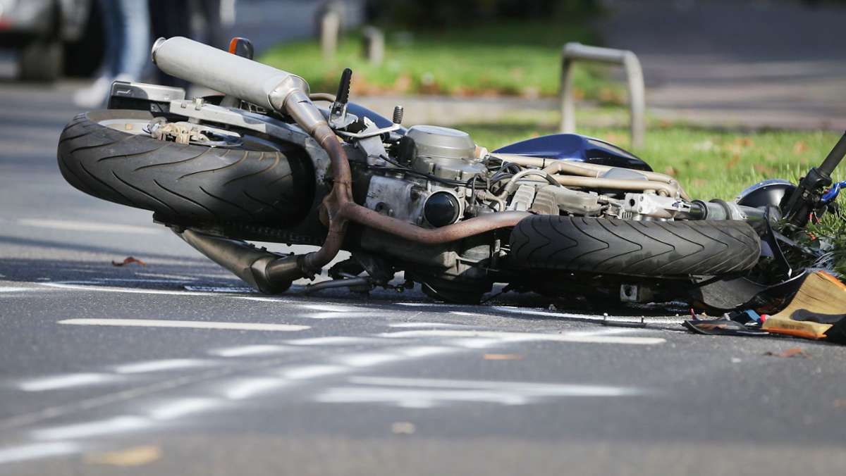 Zeugenaufruf in Esslingen: Motorradfahrer bei Verkehrsunfall schwer verletzt