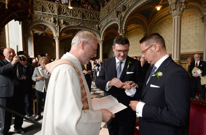 Katholische Kirche segnet künftig   Homosexuelle: Stuttgarts Stadtdekan Hermes freut sich über  „ein sehr wichtiges Zeichen“