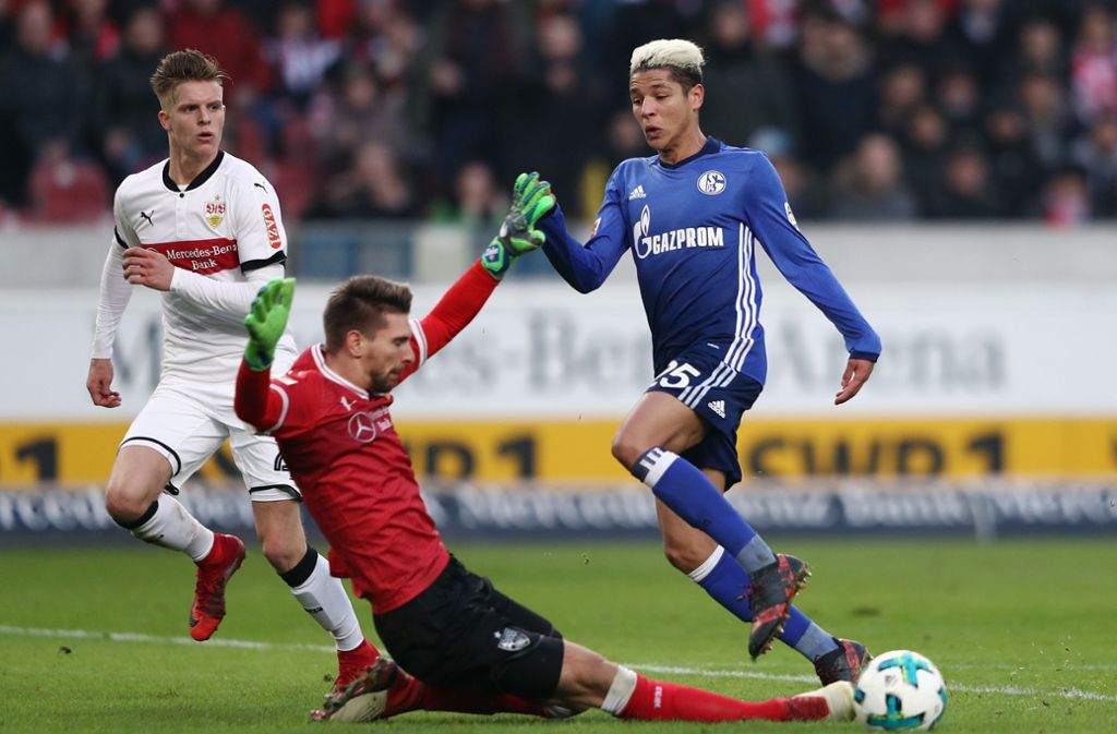 Schalkes Amine Harit gegen VfB-Torwart Ron-Robert Zieler.