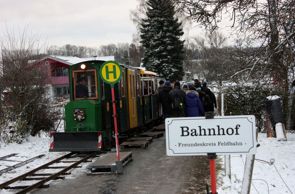 Mit einer kleinen Bahn kann man sich vom Parkplatz zum Weihnachtsmarkt chauffieren lassen. Foto: Rodenhausen