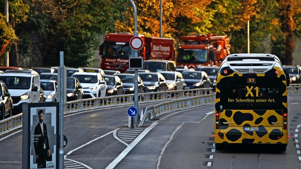 Saubere Luft und Stau in Stuttgart: Was die Busspur am Neckartor bringen soll