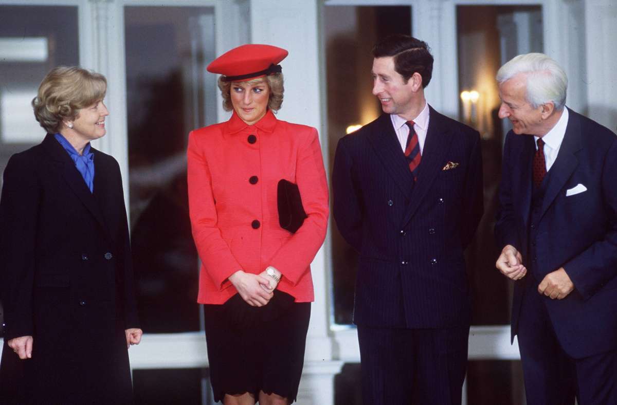 1987: Im roten Kostüm auf Besuch in Bonn, der Hauptstadt der alten Bundesrepublik. Besonders hübsch: Dianas rotes Barett.