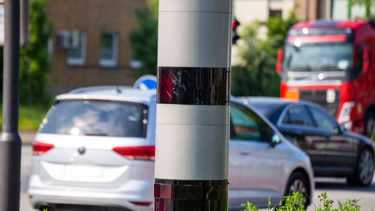 Amberg in Bayern: Mann attackiert Blitzer und  Polizeiauto – Polizist schießt