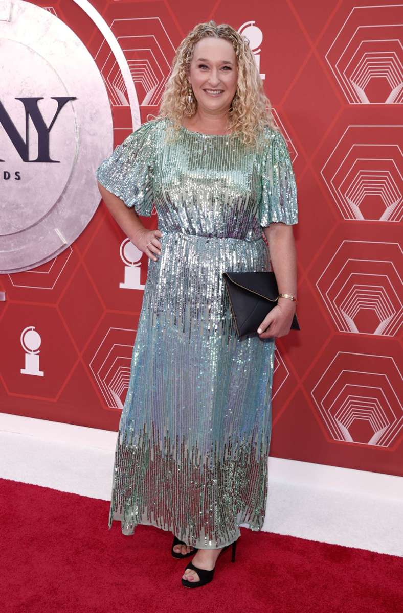 In einem bläulichen Kleid kommt Filmproduzentin Riva Marker zu den Tony Awards.