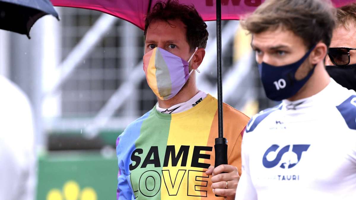  Beim Großen Preis von Ungarn trägt Sebastian Vettel während der ungarischen Hymne ein T-Shirt in Regenbogenfarben. Die Aufschrift: „Same Love“. Lewis Hamilton lobt ihn dafür. 