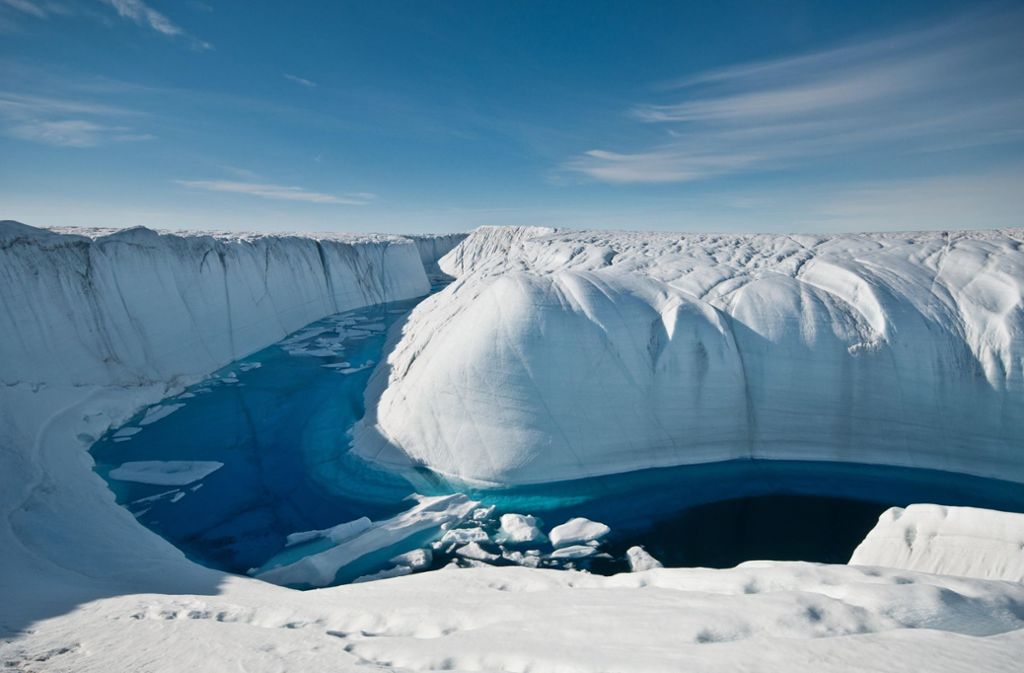 Für mehrere Sommer transportierte dieser tief eingeschnittene Schmelzkanal in der Disko Bay auf Grönland den Überlauf von einem großen Schmelzsee zu einer Gletschermühle. Das grönländische Eis schmilzt, was zu einem dramatischen Anstieg des Meeresspiegels beitragen könnte.