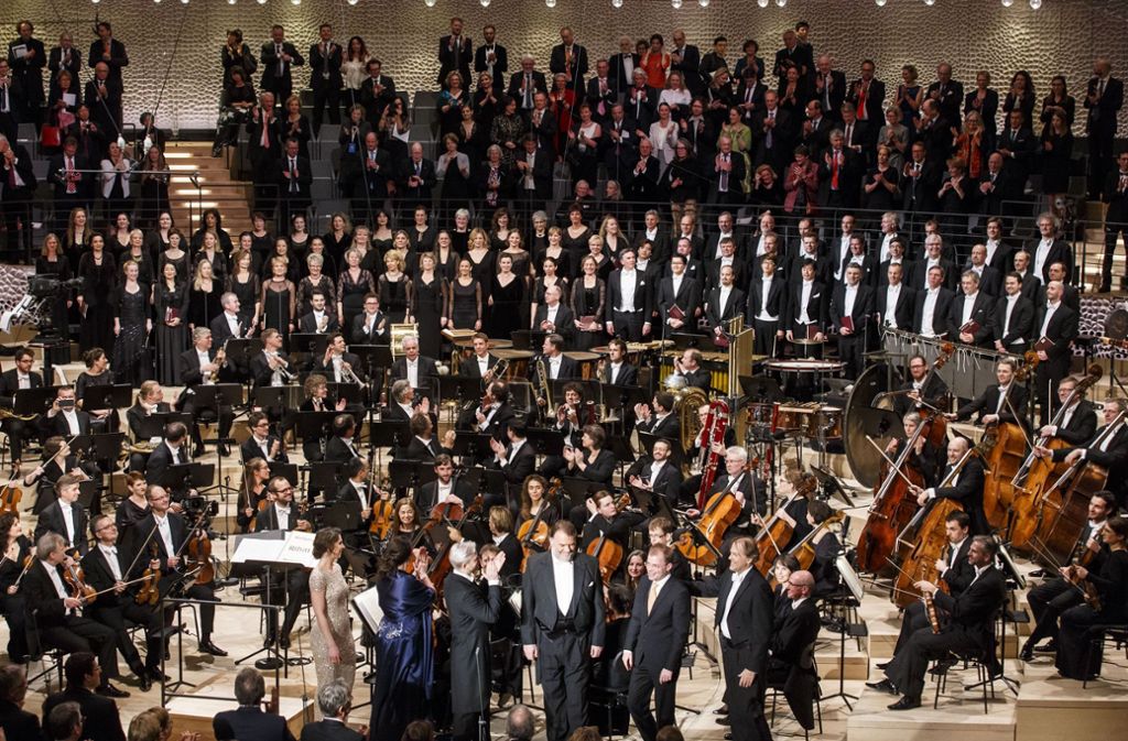 Das NDR Elbphilharmonie Orchester im Großen Saal: Etwa 100 fest angestellte Musiker gehören zum Ensemble. Mit dem Schlusssatz aus Ludwig van Beethovens 9. Sinfonie „Freude, schöner Götterfunken“ beenden die Musiker das Eröffnungskonzert.