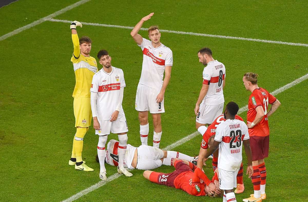 Schrecksekunde nach einem Kopfball-Duell im Strafraum: Marc Oliver Kempf liegt verletzt am Boden, der Kölner Sebastian Bornauw neben ihm. Der VfB-Innenverteidiger muss später den Platz verlassen.