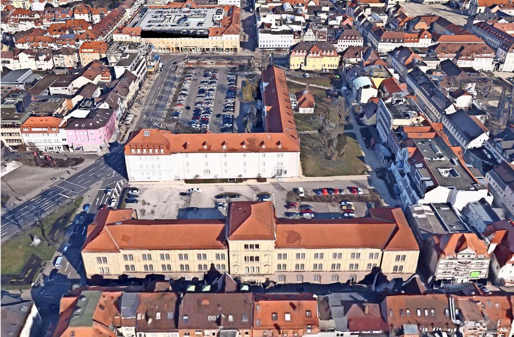 Das Zeughaus (Vordergrund) und der  L-förmige Arsenalbau Foto: Google Earth