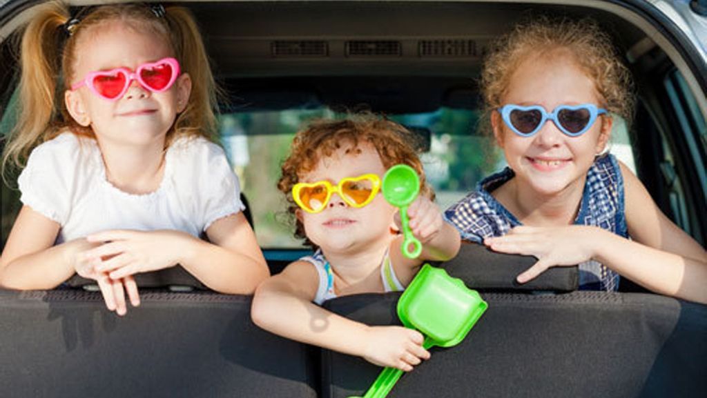 Start in die Sommerferien: Tipps für eine stressfreie Autofahrt mit Kindern