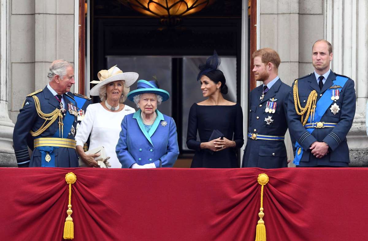 Prinz Charles wird die Monarchie anders führen als seine Mutter: Ihm schwebt eine „slimmed down monarchy“ vor – ein Königshaus, das vor allem von seiner Kernfamilie vertreten wird. Zu dumm, dass der besonders beliebte Harry zusammen mit seiner Frau Meghan dem Rest der Windsors den Rücken kehrte.