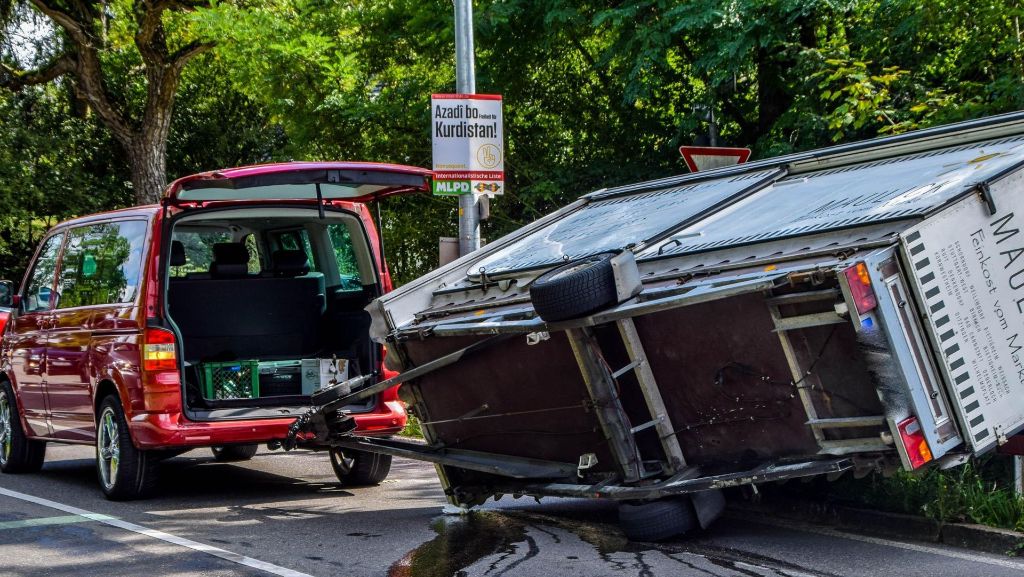 Stuttgart-Degerloch: Lkw-Anhänger in Kurve umgekippt