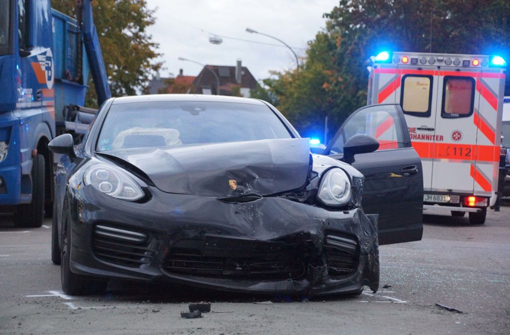 ... Porsche-Fahrer wurde ebenfalls leicht verletzt.