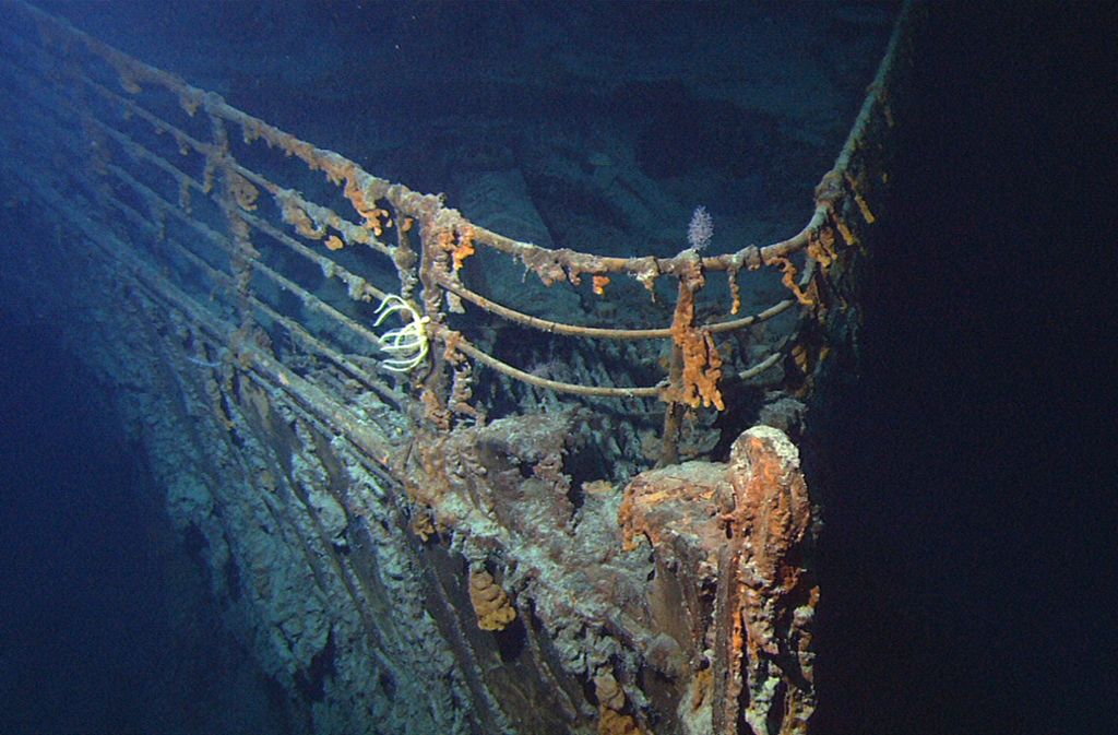 Bug der „Titanic“ im Jahr 2004: Am 15. April gegen 2.20 Uhr sank die Titanic, nachdem sie am 14. April um 23.40 Uhr im Nordatlantik – etwa 300 Seemeilen südöstlich von Neufundland – einen Eisberg gerammt hatte. 1514 der über 2200 an Bord befindlichen Menschen kamen dabei ums Leben.