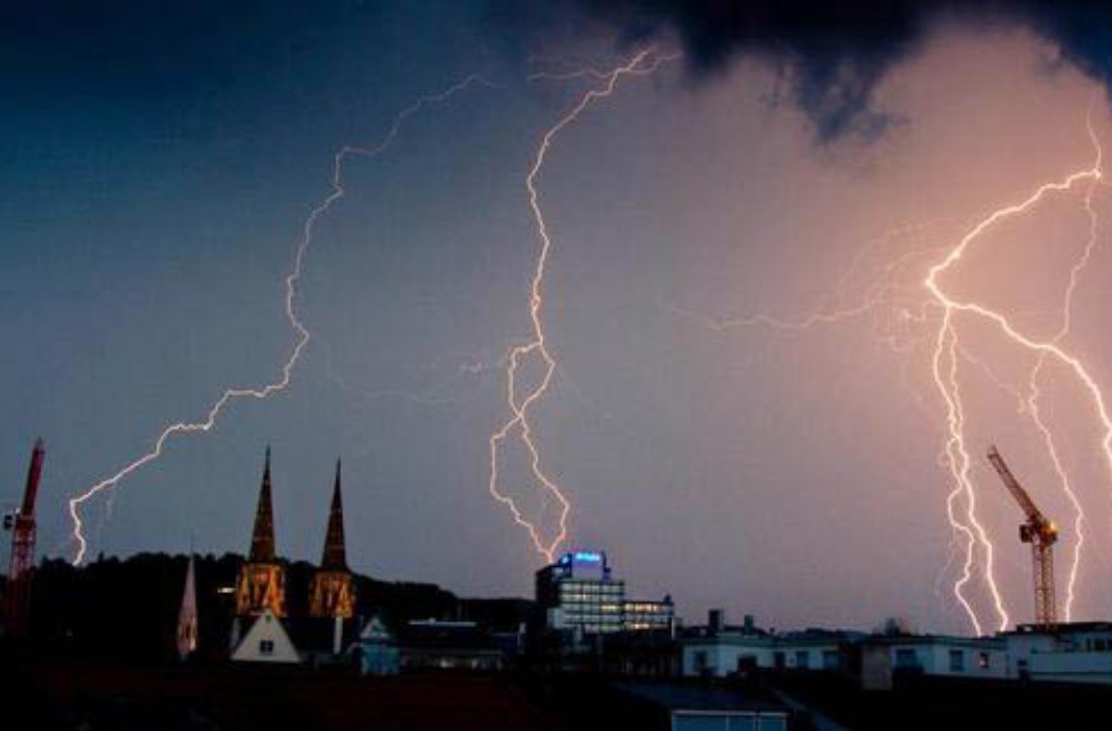 Etwa 2,5 Millionen Blitze werden pro Jahr in Deutschland registriert. Und das an nur etwa 20 bis 30 Gewittertagen, vor allem im Frühjahr und Sommer. Der Großraum Stuttgart gehört übrigens zu den Regionen Deutschlands, in denen sich Blitze am häufigsten entladen. Am ... Foto: Leserfotograf lool