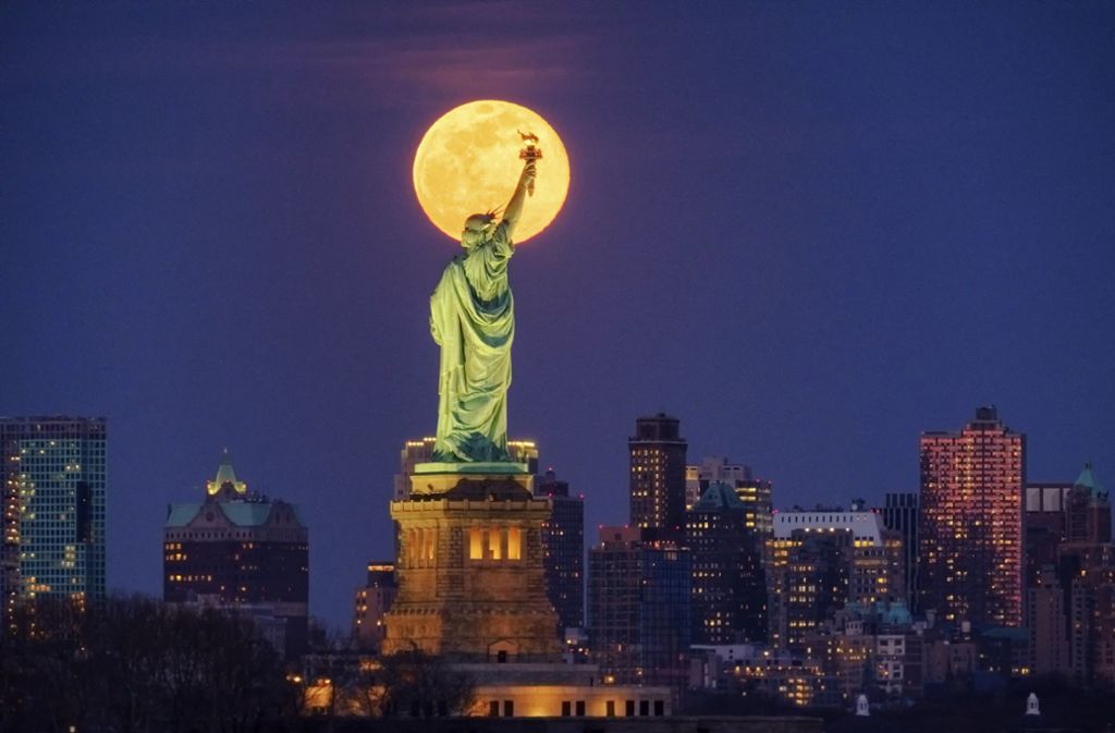 Atemberaubender Nachthimmel: Der Vollmond erstrahlt über New York.