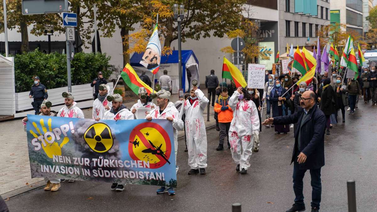  Kurdische Demonstranten haben am Samstag in der Stuttgarter Innenstadt demonstriert. Die Veranstaltung wurde von einem starken Polizeiaufgebot begleitet. 