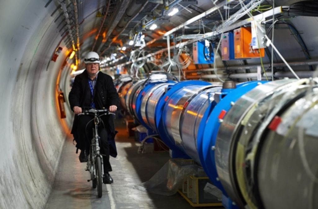 Der polnische Physiker Andrzej Siemko nutzt im 27 Kilometer langen Tunnel des LHC ein Fahrrad.