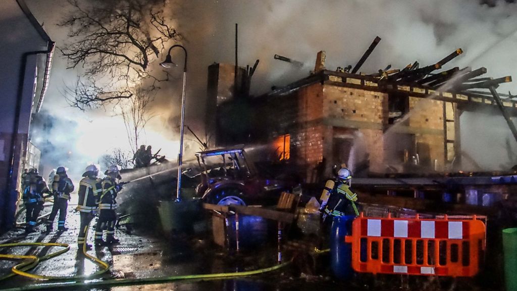  Zahlreiche Einsatzkräfte haben in der Nacht auf Montag in Gäufelden einen Scheunenbrand gelöscht. Bei dem Feuer ist nach Angaben der Polizei ein Schaden in Höhe von rund 100.000 Euro entstanden. 