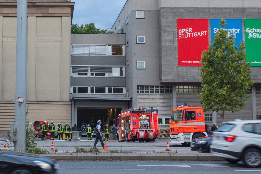 Die Ursache für den Brand im Stuttgarter Opernhaus war offenbar eine Explosion im Pyrotechnikschrank. Unsere Bildergalerie zeigt weitere Impressionen des Feuerwehreinsatzes. Foto: www.7aktuell.de | Frank Herlinger