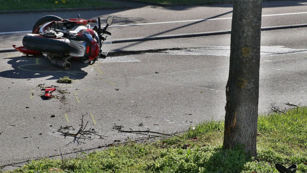 Verkehrsunfall in Weilimdorf: Motorradfahrer prallt gegen Baum und verletzt sich schwer