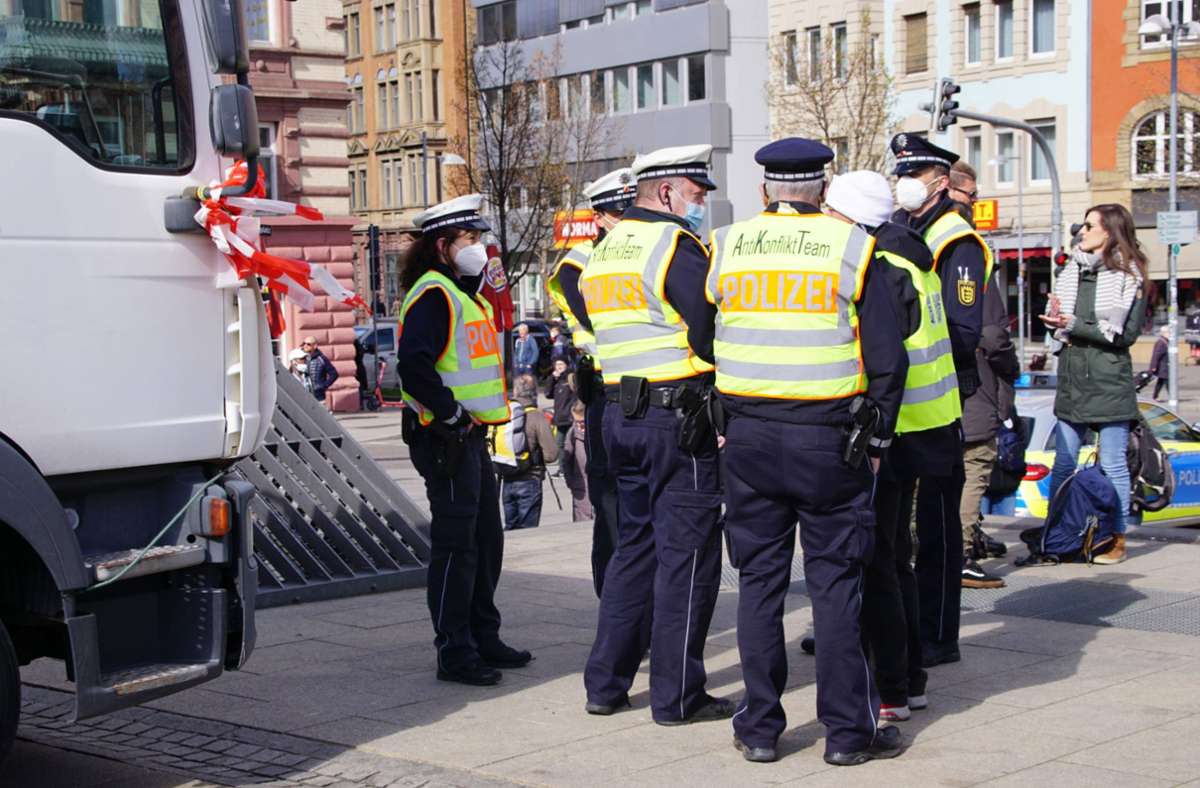 Die Polizei ist im gesamten Stadtgebiet präsent, insbesondere in der Innenstadt und am Cannstatter Wasen.